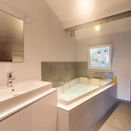 Magnificent With Hot Tubs Esneux